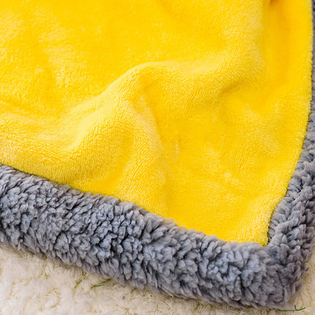 XIEMINLE Thick Pet Blankets, Calming Dog Blanket Machine Washable, Warm Cat Blanket for Bed Couch Sofa, Pet Throw Cats Dogs Mat, Fleece Blanket for Dogs and Cats (Yellow,100x70cm)