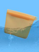 Load image into Gallery viewer, Silicone Dog Treat Bag Pet Training Treat Pouch Dog Portable Dog Training Bag Waterproof Training Dog Cat Silicone Snack Bag
